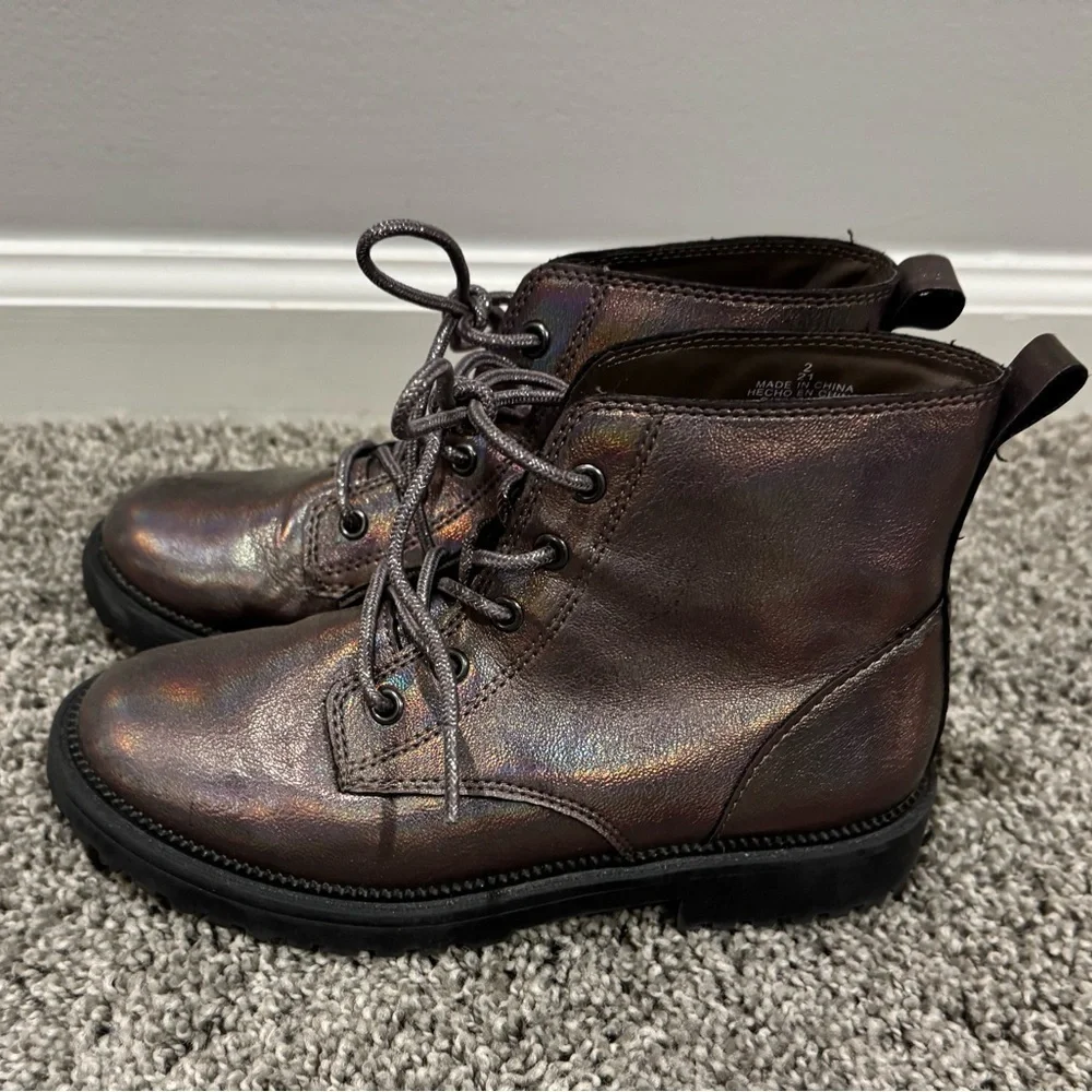 Girls Old Navy Iridescent Lace-Up Boots, size 2